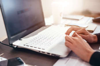 Tłumaczenia specjalistyczne – czym są oraz kto może je wykonać?