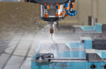 Cięcie wodą - na czym polega i kiedy zdecydować się na taką usługę od firmy Yacht Construcion?