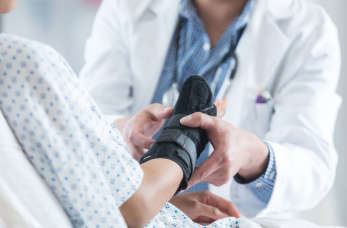 Kiedy udać się na wizytę do Gabinetu Ortopedii Artura Skolarczyka?