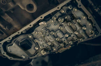 Wymiana oleju ATF w automatycznych skrzyniach biegów – czy jest potrzebna? Sprawdź ofertę warsztatu Domańscy Autoserwis