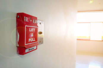 Specjalista z firmy ROBEX wyjaśnia, na czym polega działanie systemów sygnalizacji przeciwpożarowej