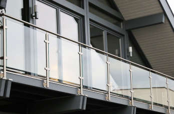 Szklane balustrady z firmy R-Koni