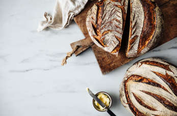 Jak działa spółdzielnia spożywców? Z jakich ofert i usług można skorzystać w GS Samopomoc Chłopska? Najlepszy chleb na zakwasie