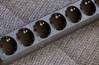 Kable i przedłużacze potrzebne w salonie