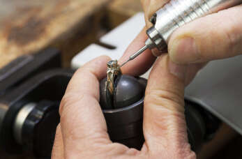 Naprawa i odnowa biżuterii w zakładzie jubilerskim B & G