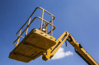 Dlaczego naprawę maszyn dźwigowych warto powierzyć firmie Auto Windy z Sękocina Nowego?