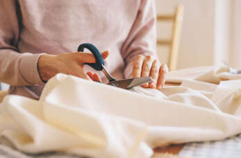 Jakie usługi krawieckie oferuje Pracownia Krawiecka Ama i dlaczego warto skorzystać z jej usług?