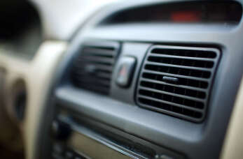 Specjalista z Euromot wyjaśnia, na czym polega odgrzybianie klimatyzacji