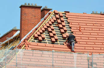 Materiały dekarskie – o czym należy pamiętać konstruując dach?
