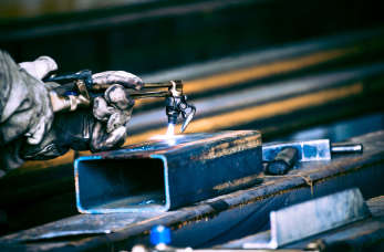 Jakie usługi najczęściej realizowane są w branży metalowej?