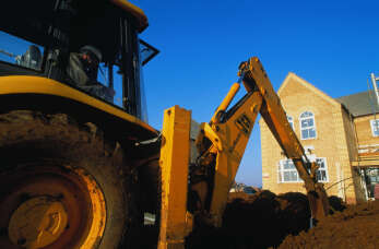 Kiedy warto skorzystać z usług koparko-ładowarką i koparką obrotową świadczonych przez firmę POL INS BUD Roberta Polewki? 