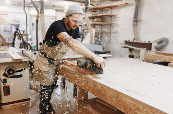  Interpart: Jakie maszyny są niezbędne w warsztacie stolarskim?