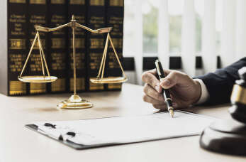 Akt poświadczenia dziedziczenia – czym jest i kiedy warto go sporządzić? Notariusz Wojciech Kondracki