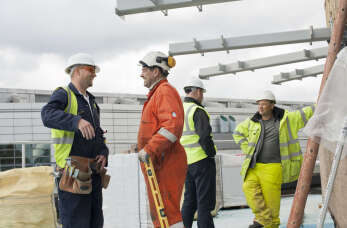  W jaką odzież ochronną powinni być wyposażeni pracownicy budowlani?