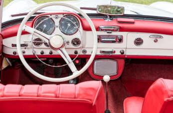 Naprawa tapicerki w samochodach zabytkowych z firmą Tropic