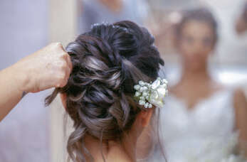 Zabłyśnij na swoim ślubie dzięki specjalistom z zakładu Brokatowy Fryzjer