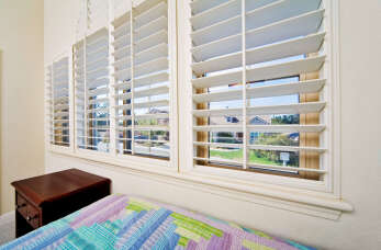 Dlaczego warto wybrać żaluzje drewniane? - Ty i Ja Sklep Przemysłowy