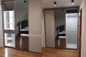 Projektowanie i produkcja szaf przesuwnych jako część bogatej oferty firmy Meble Grabiński