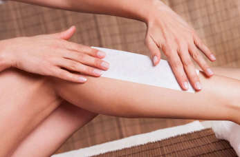 Wosk kontra pasta cukrowa – która metoda depilacji jest skuteczniejsza i mniej bolesna?
