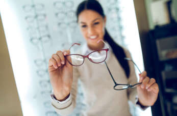 Eksperci z salonu optycznego Express Optyk odpowiadają na pytania dotyczące okularów