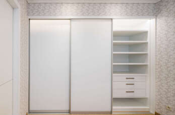 Szafy na wymiar z drzwiami przesuwnymi – sprawdź, czemu warto wybrać Zakład Stolarski Jacka Miłosia! 
