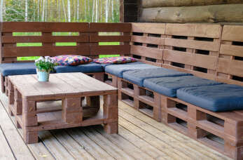 Jakie meble można wykonać z palet drewnianych? Sprawdź!