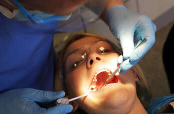 Eksperci z przychodni stomatologicznej Janudent podpowiadają, w jaki sposób zachować zdrowy, piękny uśmiech