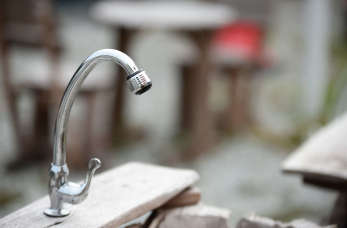 Jakie elementy armatury sanitarnej znaleźć można w sklepach przemysłowych?