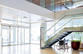  Jak dbać o drzwi automatyczne w obiektach użyteczności publicznej? Radzą specjaliści z Przedsiębiorstwa Usługowo-Handlowego BIS