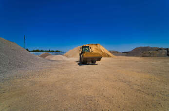  Na czym polega przewóz materiałów sypkich stosowanych w budownictwie? Odpowiadają specjaliści z firmy Transport Kruszywa - Usługi Koparką - Maciej Bojke 