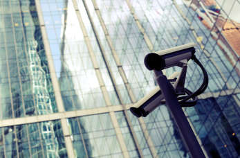 Jak skutecznie zabezpieczyć obiekt? Nowoczesne systemy alarmowe i monitoring z firmą Redux