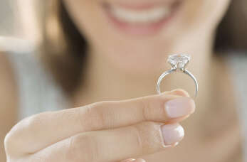 Jak wybrać pierścionek zaręczynowy? Biżuteria Karat!