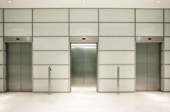 Dźwigi hydrauliczne osobowe dla budynków już istniejących z zakładem urządzeń dźwignicowych Zych