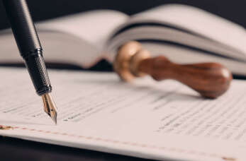 Jak wybrać odpowiednie usługi notarialne? Jarosław Pietryga Notariusz