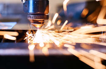 Na czym polega cięcie laserowe w obróbce metali oferowane przez firmę FPHU Wirstal Piotr Wiewióra?