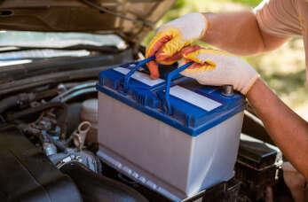 Na co zwracać uwagę przy zakupie akumulatora do samochodu? Poznaj ofertę Auto Max Parts