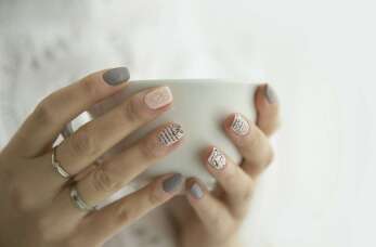 Czym wyróżnia się manicure hybrydowy? - Athelas Kosmetyka Twarzy i Ciała