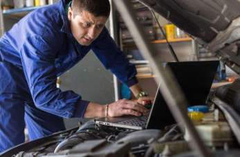 Niespodziewana awaria samochodu, czyli z czym zgłosić się do mechanika z wasztatu Bo-Ro