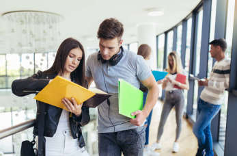 Edukacja dorosłych. Jakie kursy warto ukończyć, by otrzymać dobrze płatną pracę?