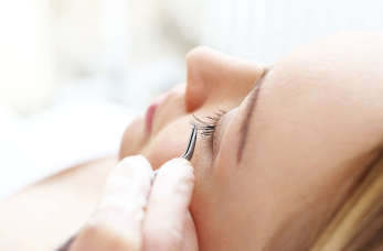 Wyraziste spojrzenie spod zagęszczonych rzęs