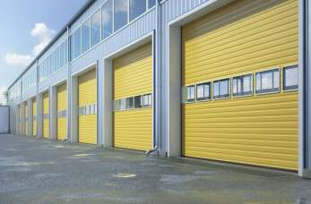 Bramy segmentowe, szybkobieżne i rolowane od firmy Ddoors – podobieństwa i różnice