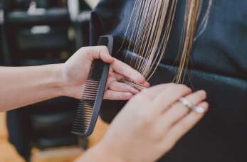 Dlaczego warto pamiętać o regularnym podcinaniu końcówek włosów? Salon fryzjerski Bez Spiny Ewy Cichockiej