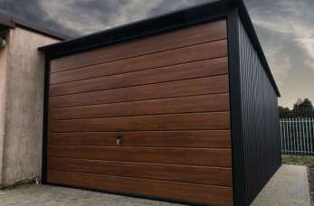 Garaże blaszane w kolorze – na co zwrócić uwagę?