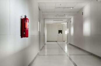 Jak kompleksowo zabezpieczyć budynek przed pożarem? Systemy Alarmowe Piotr Makowski