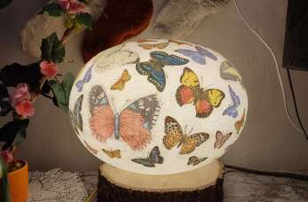 Rękodzieło artystyczne - wyjątkowe lampy UV oferowane przez Galerię Przedmiotów Niebanalnych – Latkowski Design