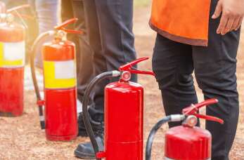 W jaki sposób należy gasić pożary przy pomocy podręcznego sprzętu gaśniczego? Pomoc firmy Strefa PPOŻ