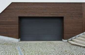 Jaką bramę garażową wybrać – uchylną czy segmentową? Artbud 94
