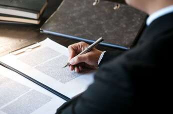 Jak przebiega notarialne potwierdzenie do prawa posiadania, dziedziczenia i pozyskania mienia? 