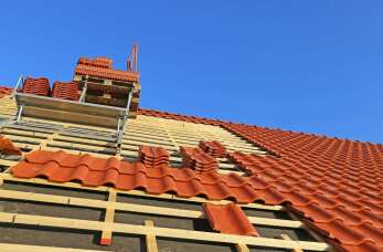 Czym kierować się przy wyborze materiału na pokrycia dachów? Poradnik hurtowni Grześ-Dach