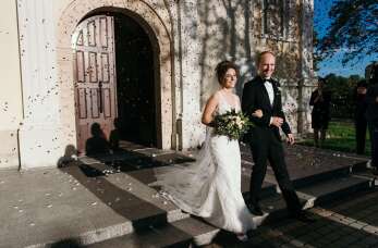 Fotograf AM Just photos - Czym wyróżnia się fotografia reportażowa ślubna?